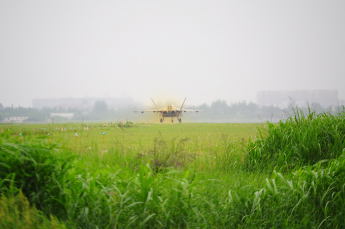 J-20 trên đường băng nhìn từ xa