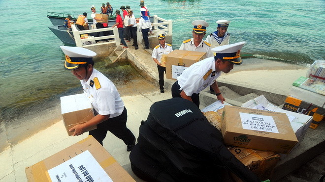 Những chuyến hàng chứa đựng tình cảm của quân và dân đất liền đến quân và dân quần đảo Trường Sa Những chuyến hàng chứa đựng tình cảm của quân và dân đất liền đến quân và dân quần đảo Trường Sa
