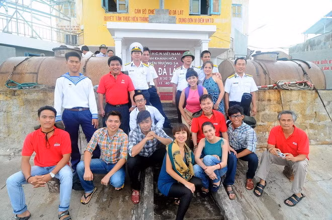 Chụp hình lưu niệm cùng cán bộ chiến sĩ đảo Đá Lát