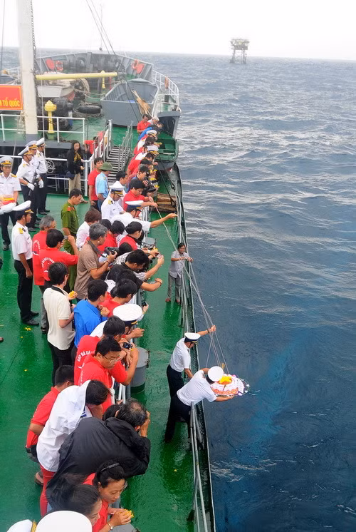 Quân và dân tưởng niệm những người con của Tổ quốc đã hy sinh để bảo vệ chủ quyền, cương vực lãnh thổ quốc gia