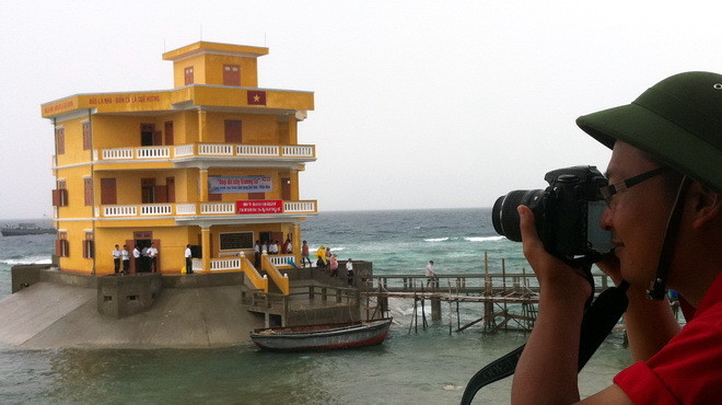 Một thành viên đoàn đất liền ra thăm Trường Sa tranh thủ ghi lại những khoảnh khắc quý giá về phong cảnh, cuộc sống của quân dân trên đảo Một thành viên đoàn đất liền ra thăm Trường Sa tranh thủ ghi lại những khoảnh khắc quý giá về phong cảnh, cuộc sống của quân dân trên đảo