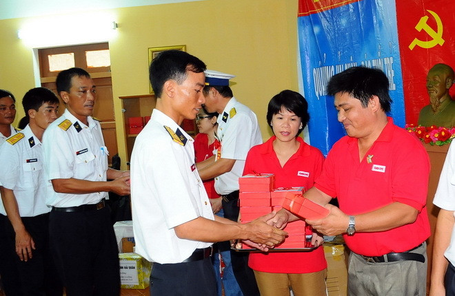 Trao tặng những món quà đất liền gửi đảo xa Trao tặng những món quà đất liền gửi đảo xa