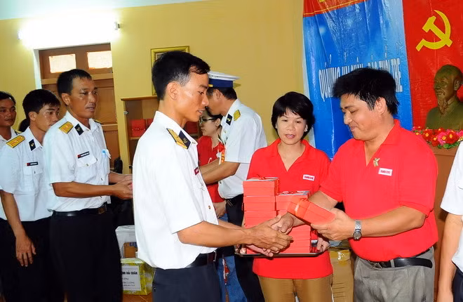 Trao tặng những món quà đất liền gửi đảo xa