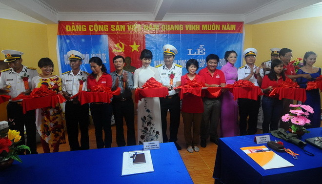 Lễ cắt băng khánh thành công trình "Góp đá xây Trường Sa" Lễ cắt băng khánh thành công trình "Góp đá xây Trường Sa"