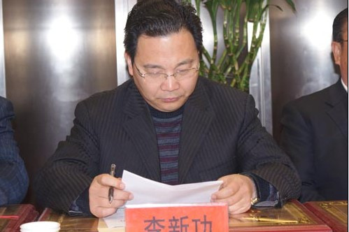 Dụ dỗ không xong, Lý Tân Công đóng sập cửa xe và thực hiện hành vi đồi bại ngay trong chiếc xe hơi kính đen kín mít ngay trước cổng trường học. Update: Tuy nhiên, theo những thông tin mới nhất mà báo chí Trung Quốc ngày 29.5.2012 đăng tải đây là hình ảnh của một quan chức khác không hề dính líu tới vụ án hiếp dâm trên