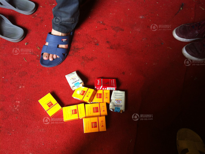 Hút thuốc, đánh bài, xem ti vi, hoặc nằm ngủ là những gì họ có thể làm trong lúc chờ đợi Hút thuốc, đánh bài, xem ti vi, hoặc nằm ngủ là những gì họ có thể làm trong lúc chờ đợi