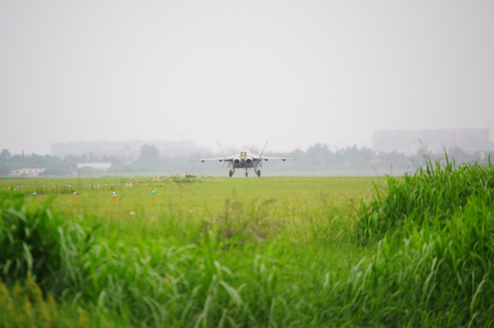 J-20 trên đường băng nhìn từ xa