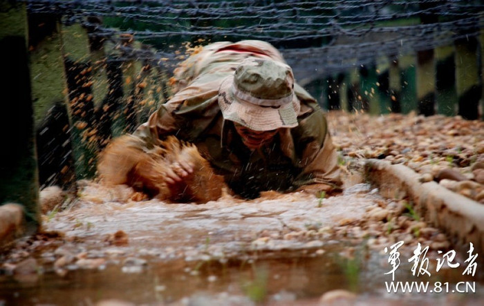 Bò trườn trên bùn trộn đá dăm