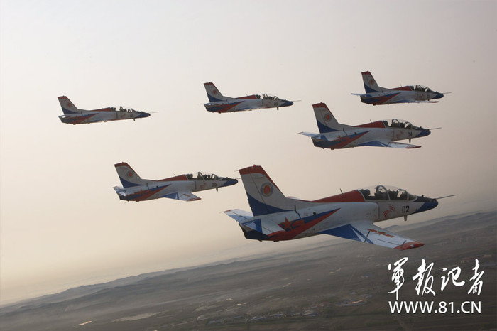 6 chiếc máy bay xếp hình mũi tên lao về phía trước 6 chiếc máy bay xếp hình mũi tên lao về phía trước