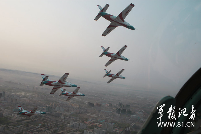 Chụp ảnh phi đội bay huấn luyện từ cửa kính máy bay Chụp ảnh phi đội bay huấn luyện từ cửa kính máy bay