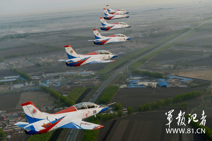 Phi đội "Chim ưng đỏ" dàn hàng ngang thẳng tiến Phi đội "Chim ưng đỏ" dàn hàng ngang thẳng tiến