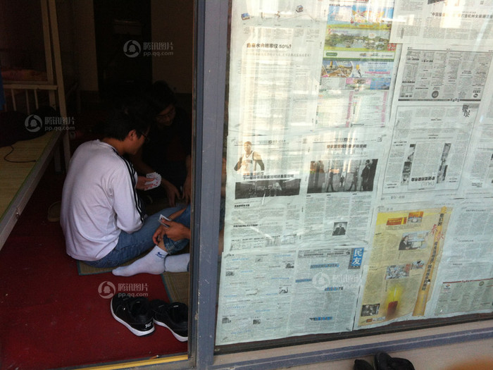 Một số khác tranh thủ "đan quạt kiếm thêm" Một số khác tranh thủ "đan quạt kiếm thêm"