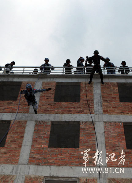 Đặc nhiệm vượt tường cao Đặc nhiệm vượt tường cao