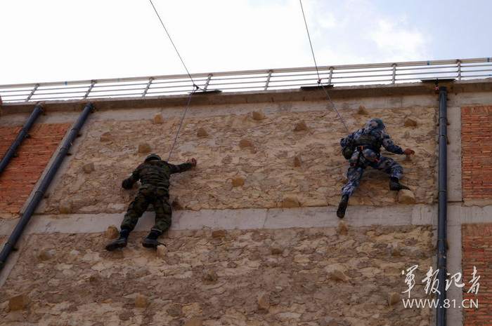 Vượt tường cao dựng đứng Vượt tường cao dựng đứng