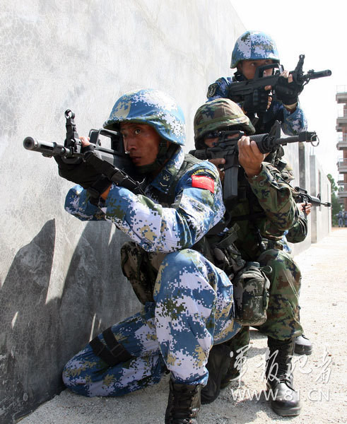 Cùng thực hiện các động tác chiến thuật đặc nhiệm Cùng thực hiện các động tác chiến thuật đặc nhiệm