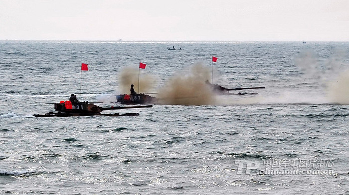 Diễn tập xe tăng lội nước đổ bộ trên biển Diễn tập xe tăng lội nước đổ bộ trên biển