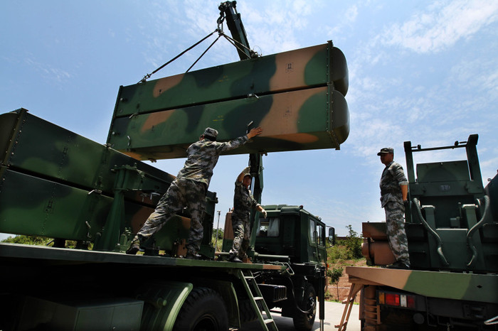 Lắp đặt tên lửa vào dàn phóng Lắp đặt tên lửa vào dàn phóng