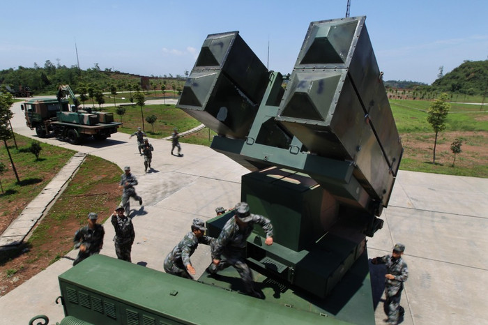 Các khẩu đội phóng tên lửa cơ động ra dàn phóng Các khẩu đội phóng tên lửa cơ động ra dàn phóng