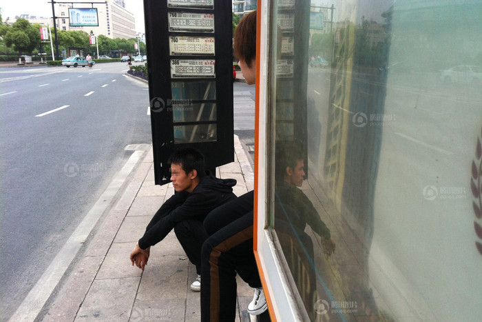 Những người muốn bán thận phải là những thanh niên khỏe mạnh, thông thường là nam giới. Khi đến điểm tập kết, họ bị thu điện thoại, giấy tờ tùy thân và chờ đợi xét nghiệm, đến lượt Những người muốn bán thận phải là những thanh niên khỏe mạnh, thông thường là nam giới. Khi đến điểm tập kết, họ bị thu điện thoại, giấy tờ tùy thân và chờ đợi xét nghiệm, đến lượt