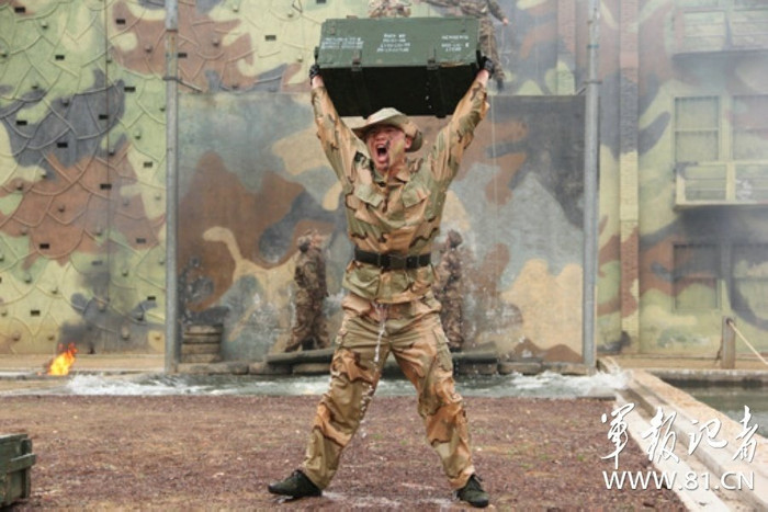 Tập nâng hòm đạn là "món khai vị" của bất cứ tân binh nào tham gia lực lượng huấn luyên thành "kẻ săn mồi" thiện chiến