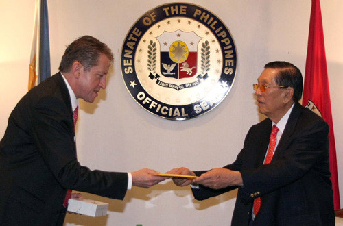 Đại sứ Nga tại Philippines, Nikolay Kudashev trong lễ trình quốc thư lên Phó tổng thống Philippines Đại sứ Nga tại Philippines, Nikolay Kudashev trong lễ trình quốc thư lên Phó tổng thống Philippines
