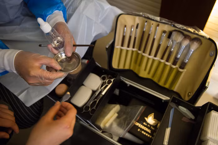 Đồ nghề trang điểm tử thi chuyên nghiệp không kém gì người sống