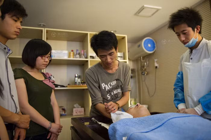 Các học viên 9x vây quanh "thi hài mẫu" quan sát các thao tác khâm liệm