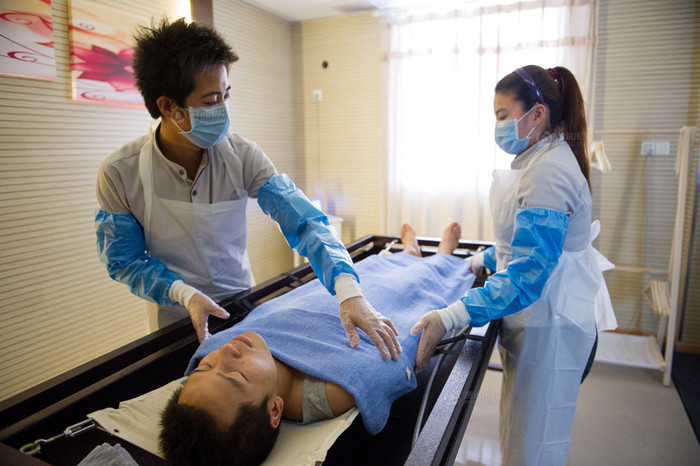 Chị Lâm Phái Khiết truyền nghề cho các học trò 9x, trong đó người đóng vai "thi hài" cũng là 1 học trò trong khóa học khâm liệm tử thi Chị Lâm Phái Khiết truyền nghề cho các học trò 9x, trong đó người đóng vai "thi hài" cũng là 1 học trò trong khóa học khâm liệm tử thi