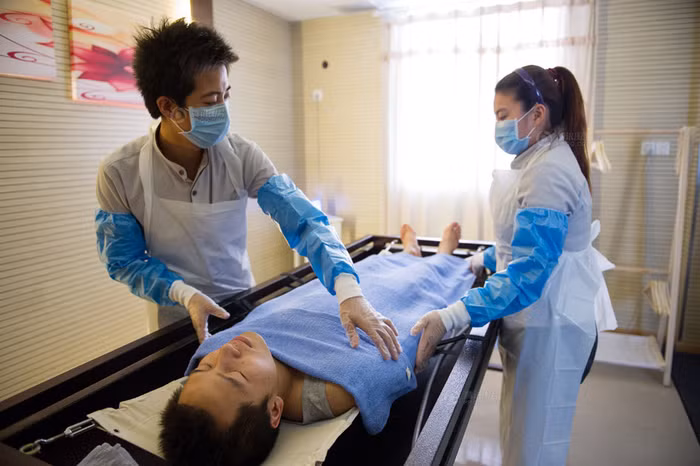 Chị Lâm Phái Khiết truyền nghề cho các học trò 9x, trong đó người đóng vai "thi hài" cũng là 1 học trò trong khóa học khâm liệm tử thi