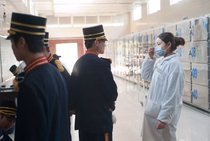 Bên ngoài hành lang phòng khâm liệm nhà tang lễ