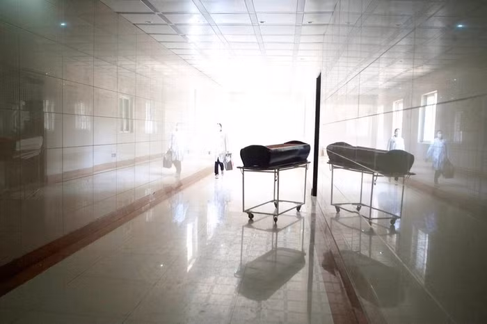 Cỗ quan tài đang trực sẵn bên ngoài hành lang của phòng khâm liệm