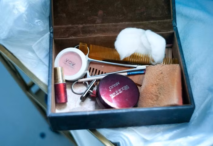 Phấn, lược, gương, với hy vọng giúp cho người quá cố và thân nhân lưu lại những hình ảnh đẹp nhất trong thời khắc cuối cùng của cuộc đời