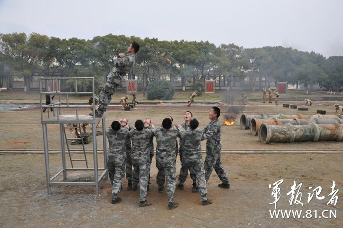 Rèn luyện lòng gan dạ, tự đổ mình về phía sau từ trên cao, người thẳng đứng