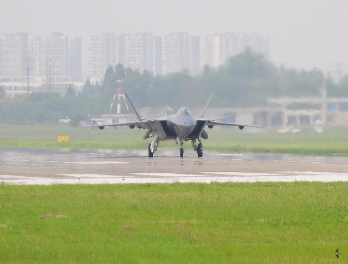 J-20 trên đường băng nhìn từ xa