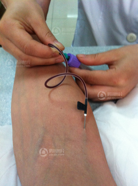 Trước khi bán thận, người bán phải trải qua các thủ tục xét nghiệm các chỉ số máu, nước tiểu, viêm gan, HIV... Trước khi bán thận, người bán phải trải qua các thủ tục xét nghiệm các chỉ số máu, nước tiểu, viêm gan, HIV...