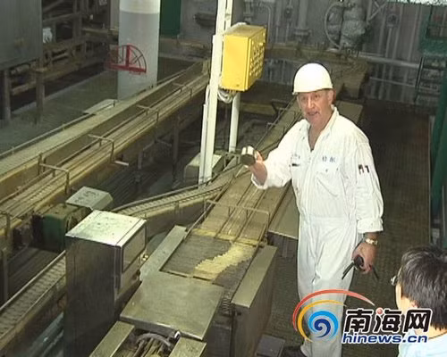 Bên trong con tàu này là các dây chuyền chế biến thủy hải sản đánh bắt được tạo nên 1 chuỗi khép kín, hiện đại Bên trong con tàu này là các dây chuyền chế biến thủy hải sản đánh bắt được tạo nên 1 chuỗi khép kín, hiện đại