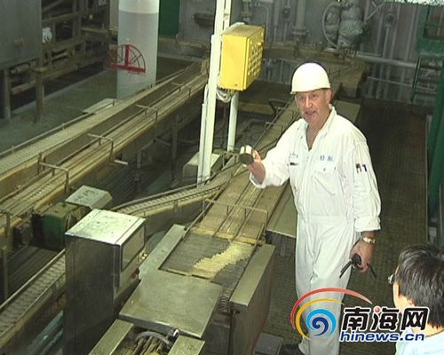 Bên trong con tàu này là các dây chuyền chế biến thủy hải sản đánh bắt được tạo nên 1 chuỗi khép kín, hiện đại