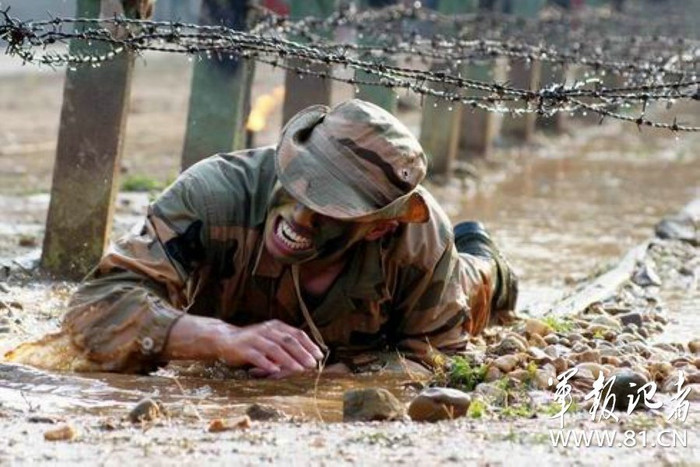 Trườn dưới lưới dây thép gai, trên đá nhọn hoắt