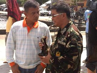 Một công dân vừa mới ra tù vì âm mưu đảo chính định ra Scarborough tuyên bố chủ quyền đã hủy bỏ quyết định vào phút cuối khi nhận được cuộc điện thoại trực tiếp từ ông Aquino III. Thiếu tá Michael Samson thuộc lực lượng quân sự địa phương lắng nghe những chia sẻ từ phía Nicanor Fealdon