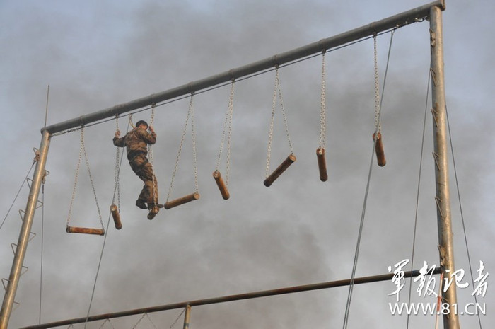 Cơ động trên xích đu như phim kiếm hiệp