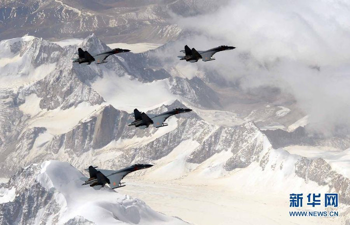 4 chiến đấu cơ J-11 huấn luyện trên cao nguyên miền Tây Trung Quốc