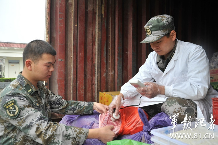 Nhân viên quân y kiểm tra chất lượng vệ sinh an toàn thực phẩm các mẫu thức ăn hàng ngày