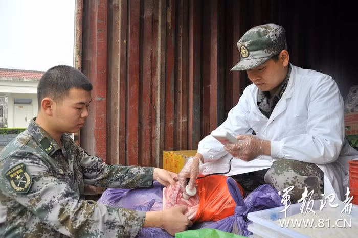 Nhân viên quân y kiểm tra chất lượng vệ sinh an toàn thực phẩm các mẫu thức ăn hàng ngày Nhân viên quân y kiểm tra chất lượng vệ sinh an toàn thực phẩm các mẫu thức ăn hàng ngày