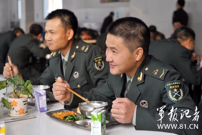 Bên cạnh mỗi suất ăn, sĩ quan, binh sĩ quân đội Trung Quốc được tăng cường thêm một hộp sữa nước Bên cạnh mỗi suất ăn, sĩ quan, binh sĩ quân đội Trung Quốc được tăng cường thêm một hộp sữa nước