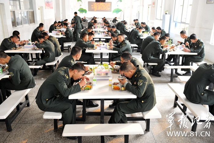 Quang cảnh nhà ăn khá gọn gàng, sạch sẽ