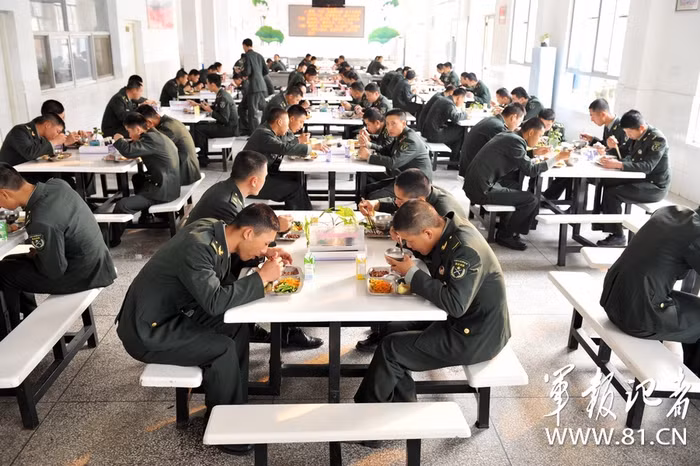 Quang cảnh nhà ăn khá gọn gàng, sạch sẽ Quang cảnh nhà ăn khá gọn gàng, sạch sẽ