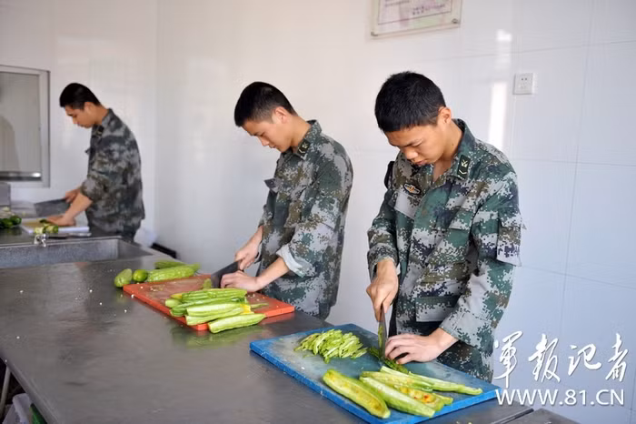 Cắt cử binh sĩ luân phiên giúp nhà bếp chế biến món ăn Cắt cử binh sĩ luân phiên giúp nhà bếp chế biến món ăn