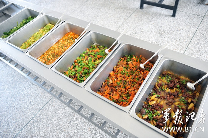 Dãy khay thức ăn sẵn sàng đón sĩ quan, binh sĩ vào nhà ăn