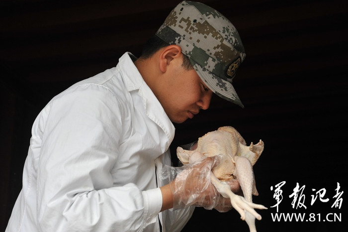 Nhân viên quân y kiểm tra chất lượng vệ sinh an toàn thực phẩm các mẫu thức ăn hàng ngày