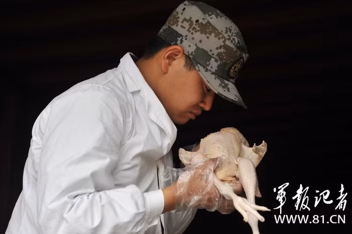 Nhân viên quân y kiểm tra chất lượng vệ sinh an toàn thực phẩm các mẫu thức ăn hàng ngày Nhân viên quân y kiểm tra chất lượng vệ sinh an toàn thực phẩm các mẫu thức ăn hàng ngày